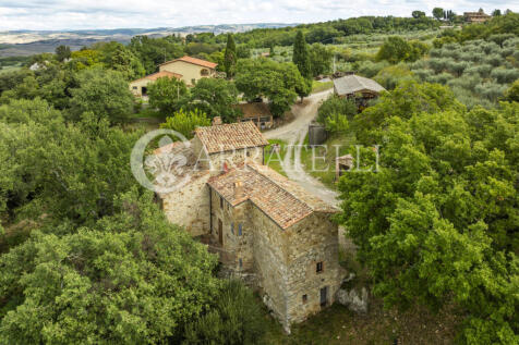 Casale in pietra a C