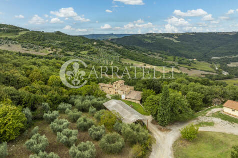 Casale in pietra a C