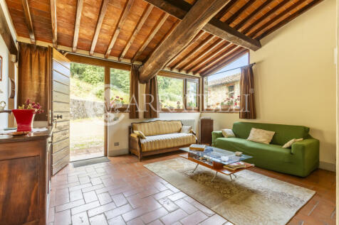 Arezzo casale in pie