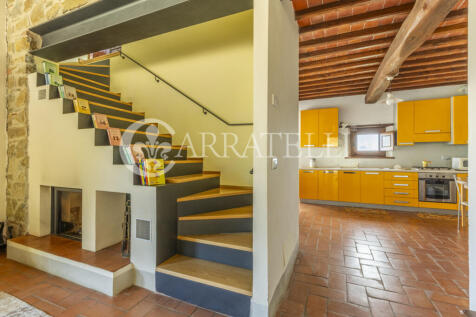 Arezzo casale in pie