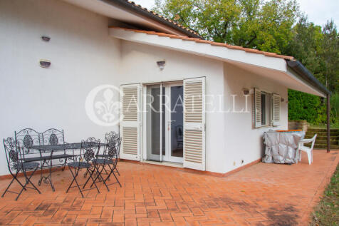 Villa con piscina e 