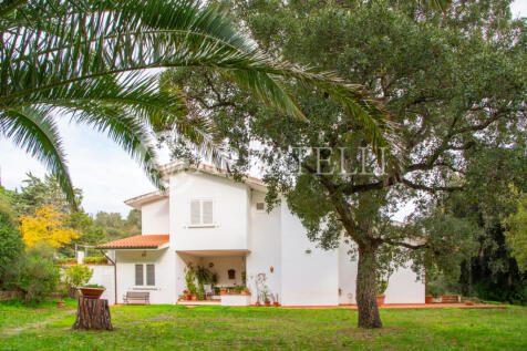 Villa con piscina e 