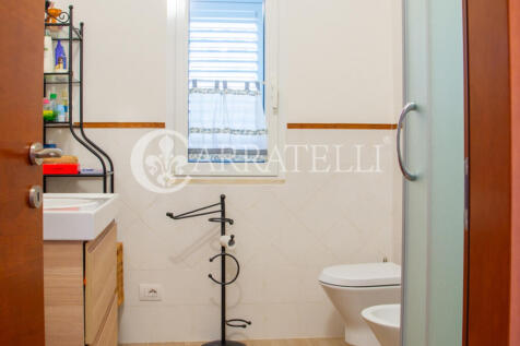 Villa con piscina e 