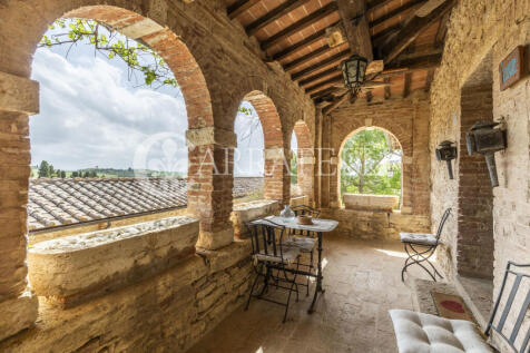 Tenuta con oliveto e