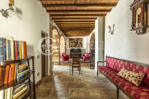 Tenuta con oliveto e