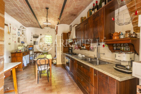 Tenuta con oliveto e