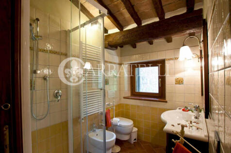 Podere con piscina (