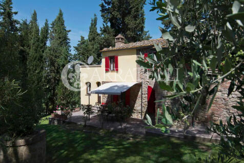 Podere con piscina (