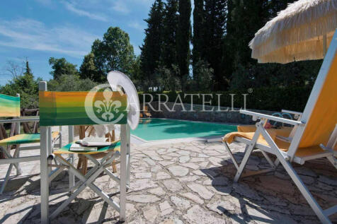 Podere con piscina (