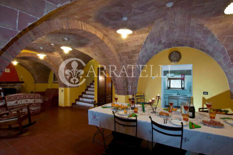 Podere con piscina (