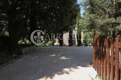 Podere con piscina (