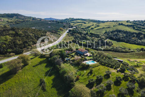 Casale con piscina a