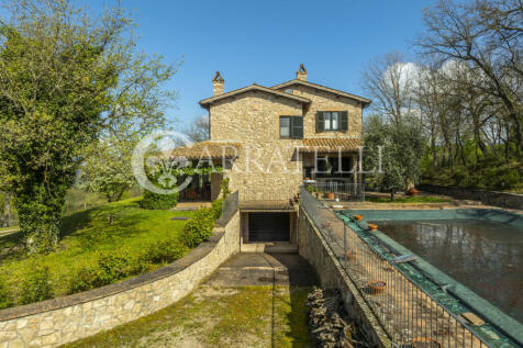 Casale con piscina a