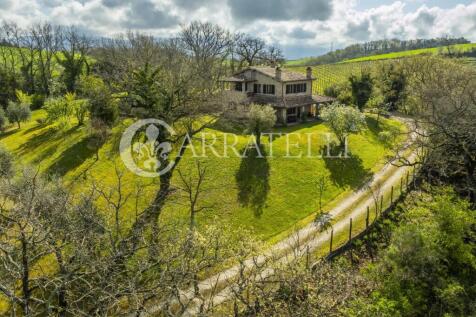 Casale con piscina a