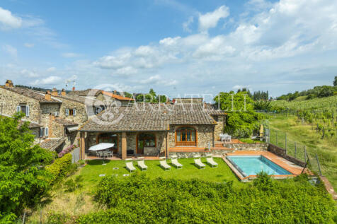 Casale con giardino 