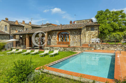 Casale con giardino 