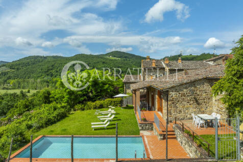 Casale con giardino 