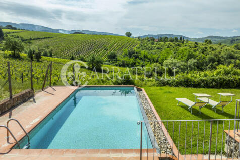Casale con giardino 