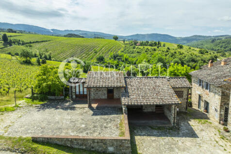 Casale con giardino 