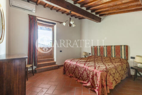 Casale con giardino 