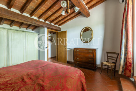 Casale con giardino 