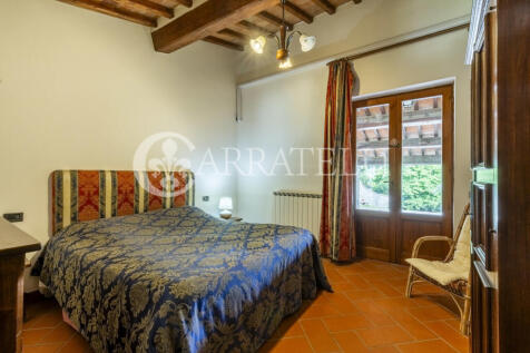 Casale con giardino 