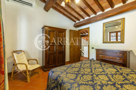 Casale con giardino 