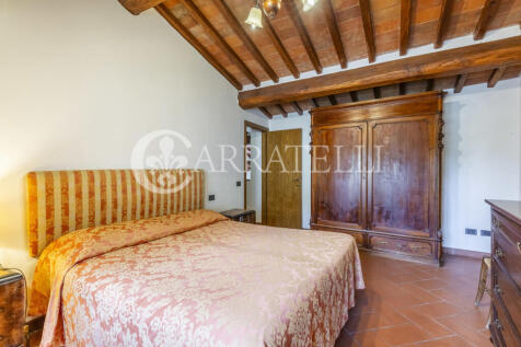 Casale con giardino 
