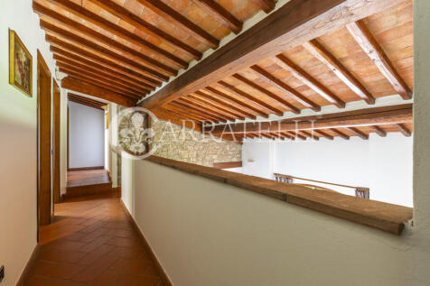 Casale con giardino 