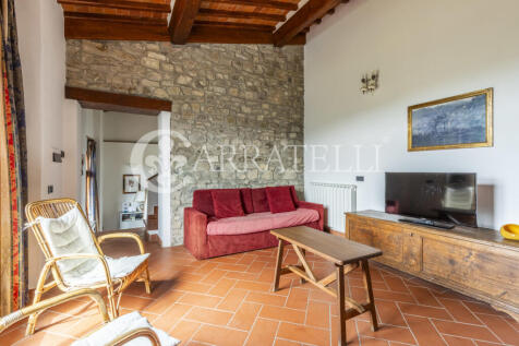 Casale con giardino 