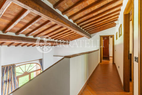 Casale con giardino 