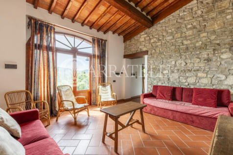Casale con giardino 