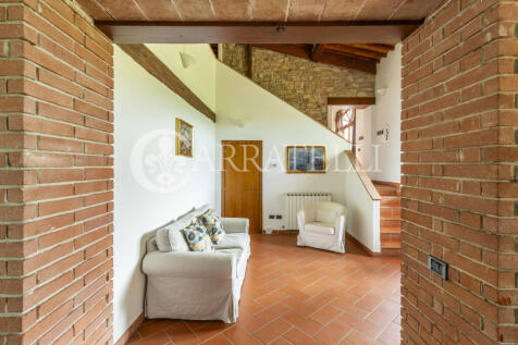 Casale con giardino 