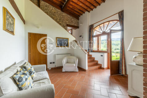Casale con giardino 