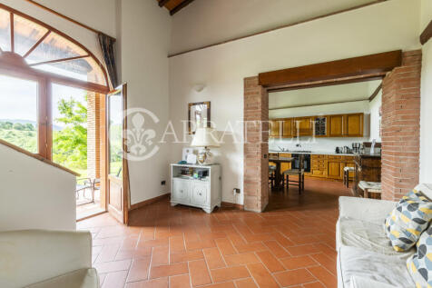 Casale con giardino 