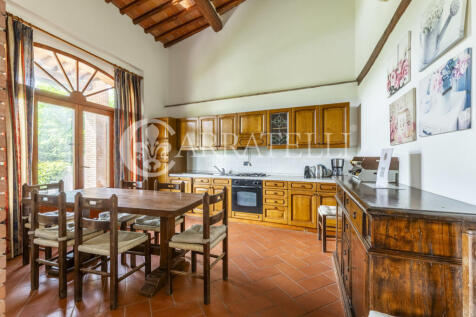Casale con giardino 