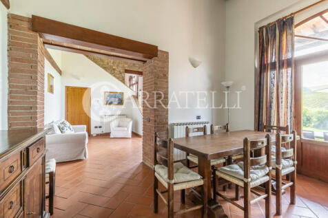 Casale con giardino 