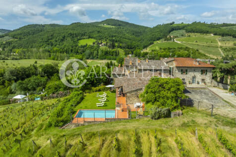 Casale con giardino 