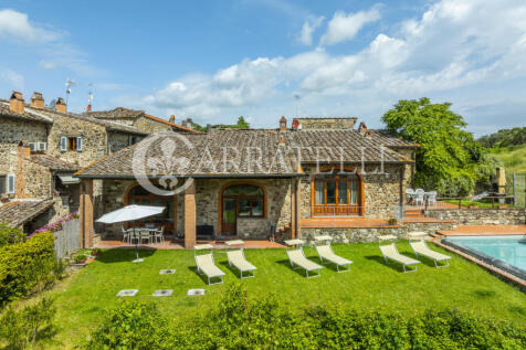 Casale con giardino 