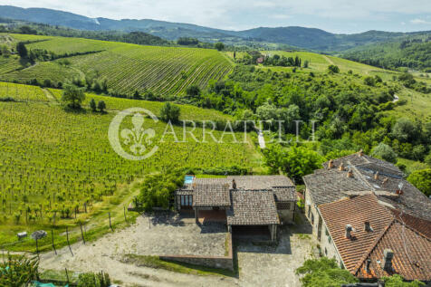 Casale con giardino 
