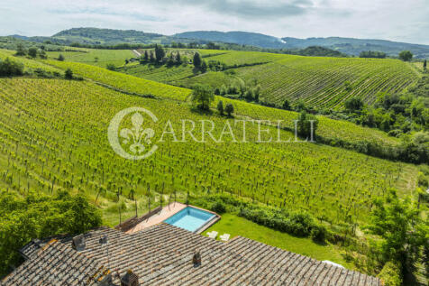 Casale con giardino 