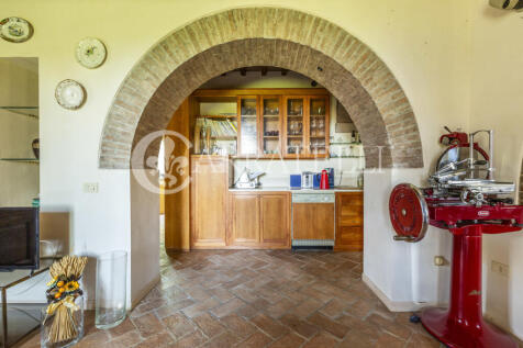 Paciano Tenuta con v