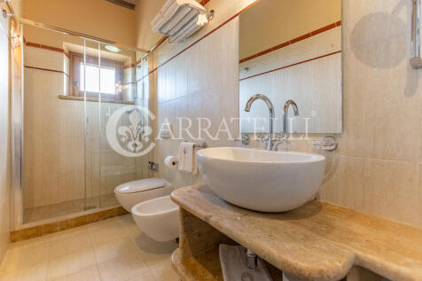 Tenuta con Resort e 