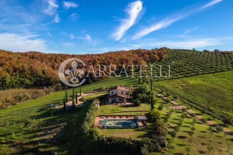 Casale con piscina a