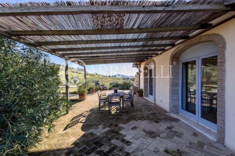 Casale con piscina a