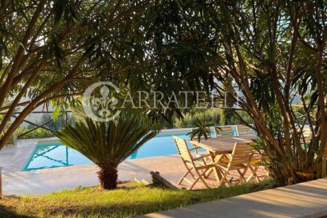 villa con piscina al