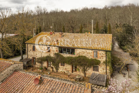 Casale con centro ip