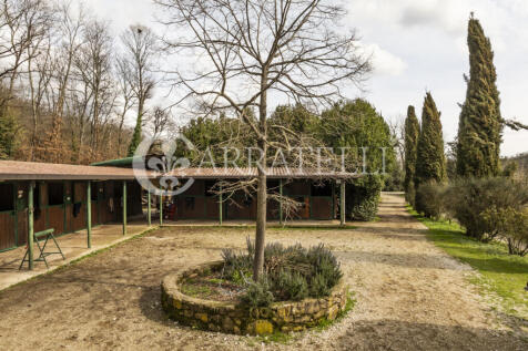 Casale con centro ip
