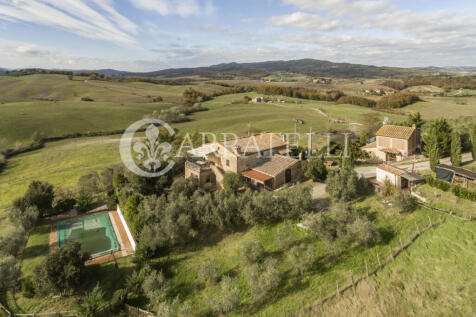 Podere con piscine e