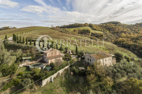 Podere con piscine e
